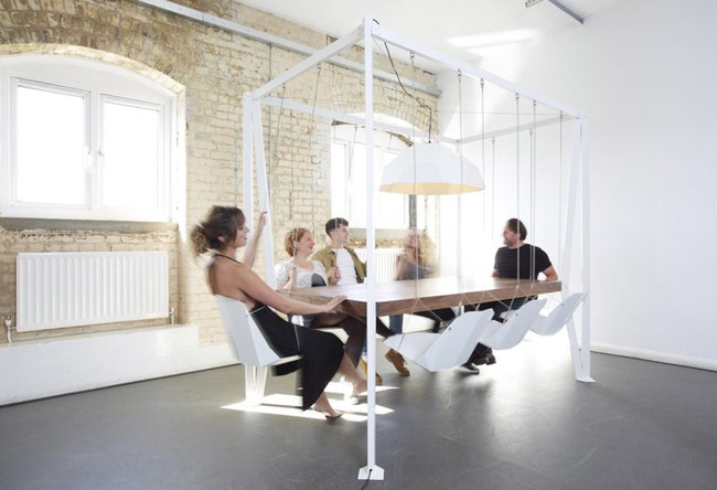 Стол для переговоров Swing Table с кресламикачелями от дизайнбюро Duffy London | Admagazine