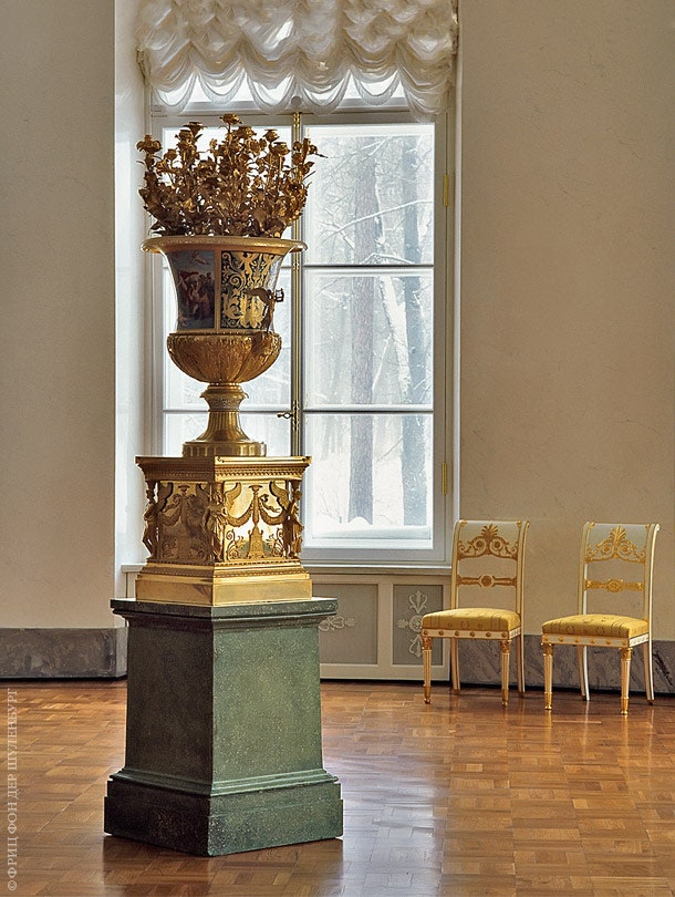 В центре Полукруглого зала стоит типичная для эпохи Александра I ампирная ваза.