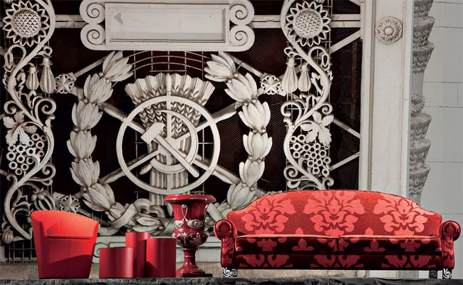 Слева направо кресло Brandy текстиль Andreu World 44 990 руб. пуфы Thais металл кожа Ivano Redaelli ваза керамика Baga...