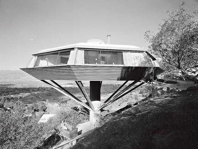 Фотография 1960 года. Особняк Malin Residence известный как Chemosphere был построен по проекту Джона Лаутнера. Дом...