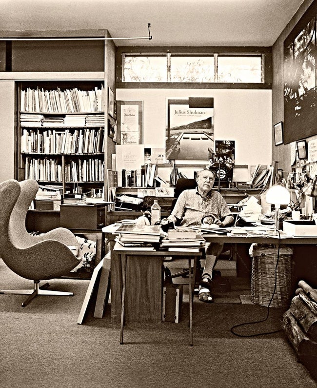 На снимке 2007 года Джулиус Шульман позирует в библиотеке своего калифорнийского дома построенного по проекту Рафаэля...