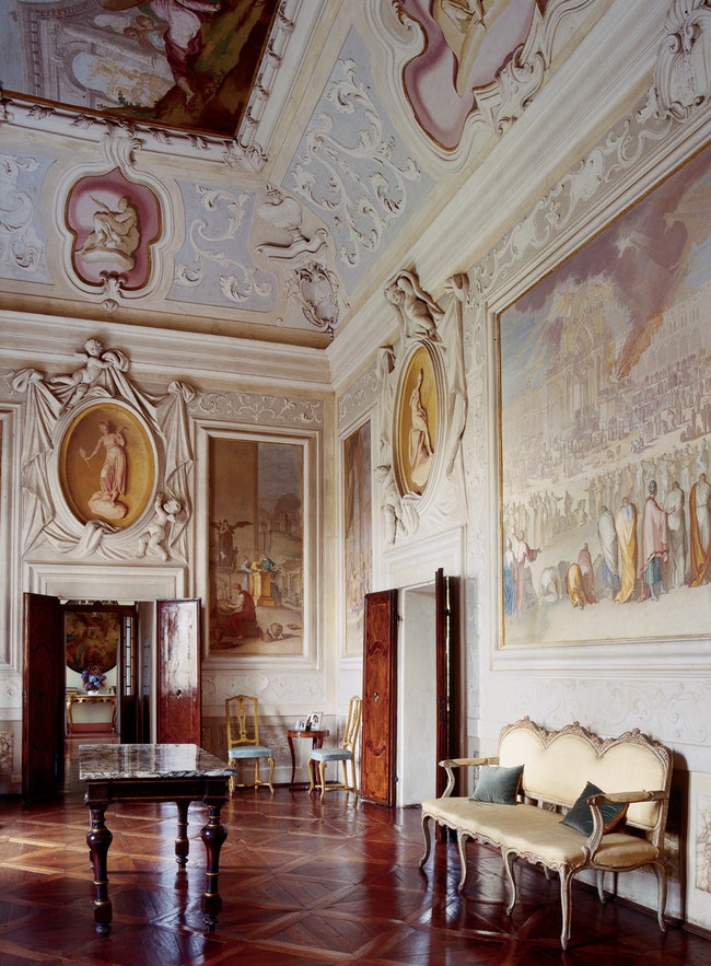 Гостиная. Изначально сте­ны вил­лы Кор­на­ро были бе­ло­снеж­ны­ми а в 1717 го­ду Мат­тиа Бор­то­ло­ни ук­ра­сил их...