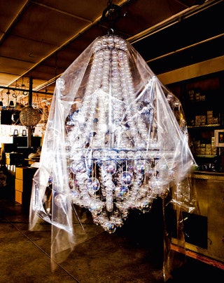 Упаковка люстры Idho сделанной из дутого стекла. Дизайнер люстры — Самуэле Мацца.