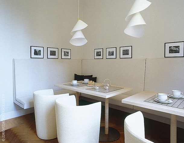 Обеденная зона кухни устроена по принципу кафе — угловой диванчик и несколько столиков. Кресла Bon Ton по дизайну...