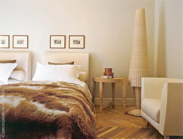 В спальне — кресло Bon Ton и торшер Shine по дизайну Джузеппе Вигано.