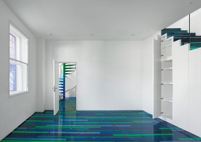 Первый этаж попадает в синюю часть спектра задаваемого радужной лестницей.