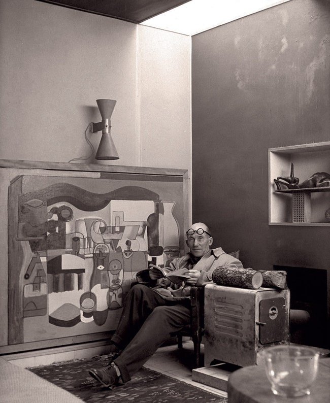 Май 1946 года Ле Корбюзье позирует с книгой в руках на фоне картины Фернана Леже.