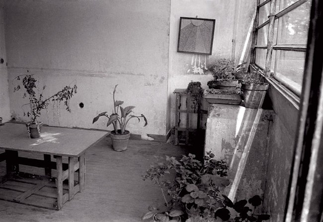 На этом архивном снимке изображена комната в которой до войны обитал личный шофер семьи Савуа.