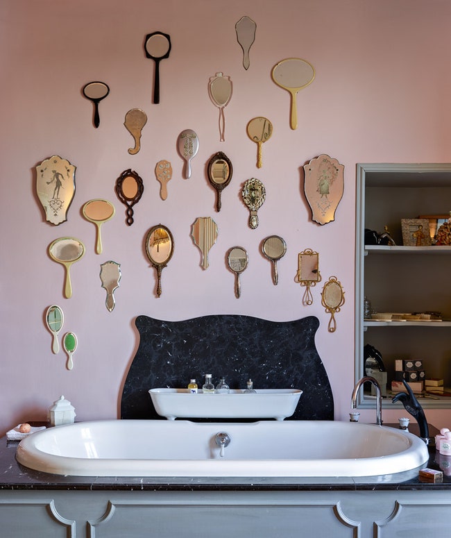 Еще одна арткомпозиция дизайнера — больше двух дюжин зеркал развешанных в ванной комнате.