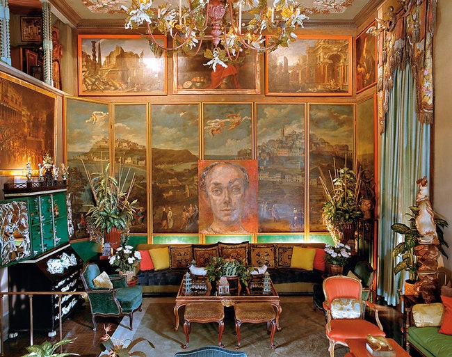 Интерьер дома Дюкетта в БеверлиХиллз. У стены — автопортрет хозяина. Эту комнату очень любил Марлон Брандо он мог часами...