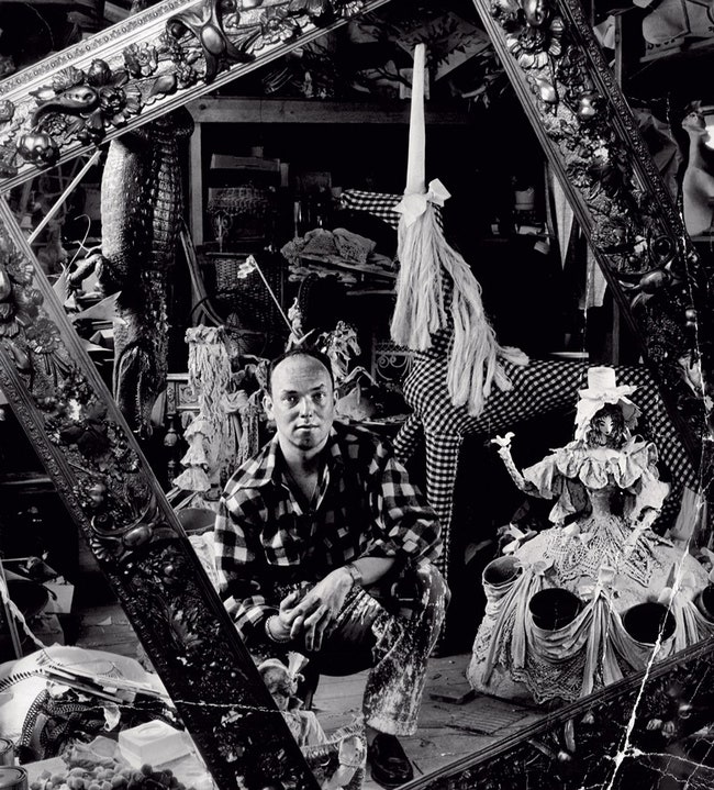 Тони Дюкетт в своей студии в ЛосАнджелесе 1945 год. Обстановка напоминает лавку старь­евщика — декоратор считал что в...