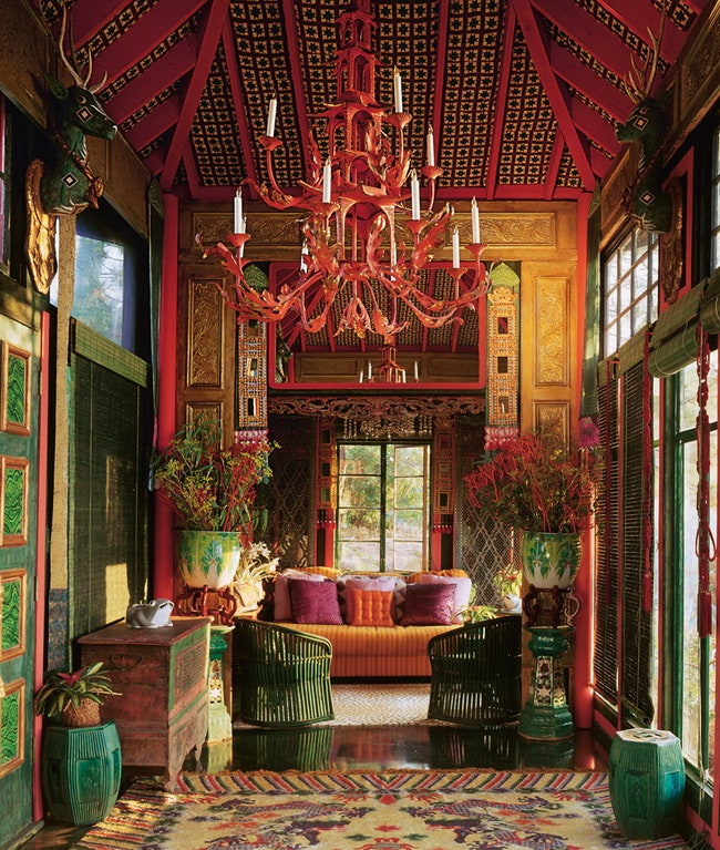 Интерьер ранчо Sorti­legium декор в китайском стиле металлическая люстра выкрашена в коралловый цвет.
