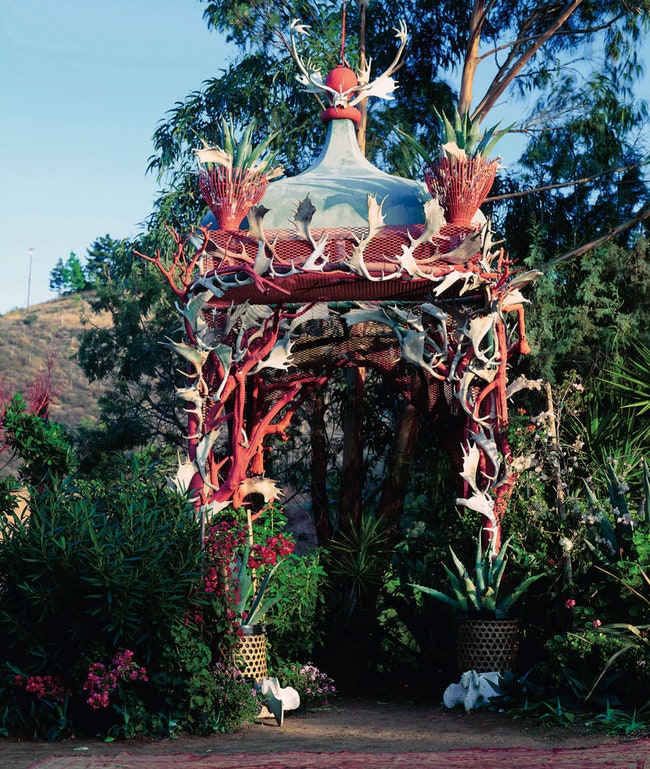 Пагода в саду ранчо Sortilegium была украшена оленьими и лосиными рогами — Дюкетт часто использовал их в проектах.