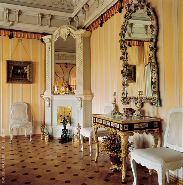 Фрагмент главного зала. Мебель XIX века специально выдержана в стиле барокко.