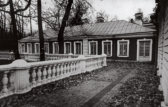 Банный корпус — часть ансамбля дворца Монплезир расположенного в восточной части Нижнего парка Петергофа.