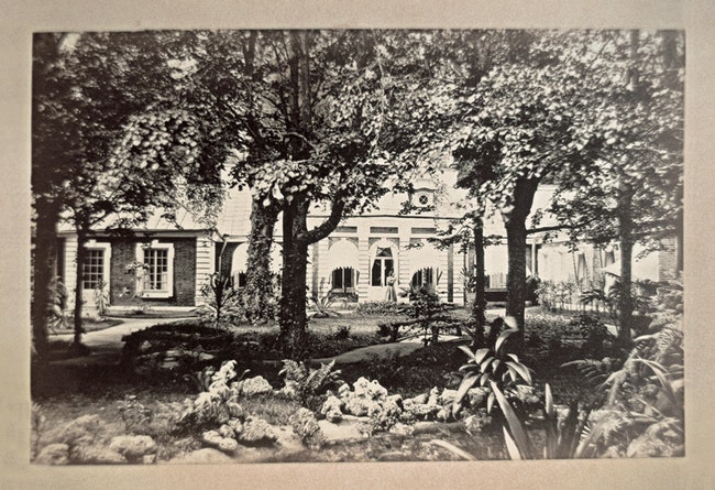 Вид на Банный корпус из сада дворца Монплезир . Во время перестройки 1866 года Банному корпусу как и другим...