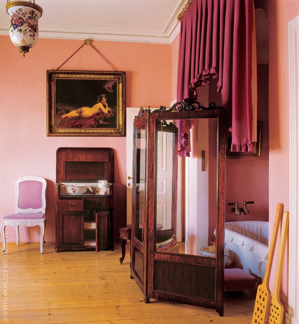 Обычная ванна и лечебный душ для той же императрицы Марии Александровны установлены в боковой комнате по соседству с...