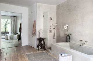 Хозяйская ванная комната. Наnbspжурнальном столике скульптура сделанная Джиллиан Демпси.