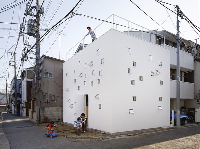 Дом Roomroom в Токио для глухой пары с детьми с множеством квадратных окошек | Admagazine