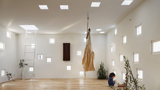 Дом Roomroom в Токио для глухой пары с детьми с множеством квадратных окошек | Admagazine