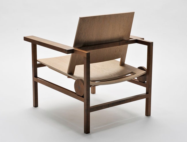 Модернистское кресло Processing из дерева с двигающимися сиденьем и спинкой | Admagazine