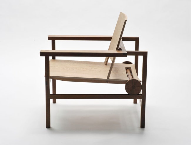 Модернистское кресло Processing из дерева с двигающимися сиденьем и спинкой | Admagazine