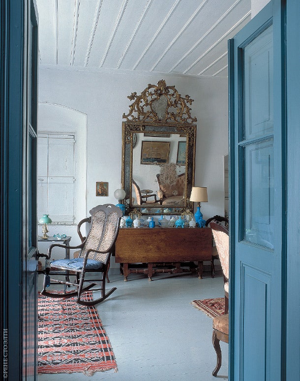 Спальня Катарины Паурис. На стене — венецианское зеркало на столике — ее любимая голубая керамика.