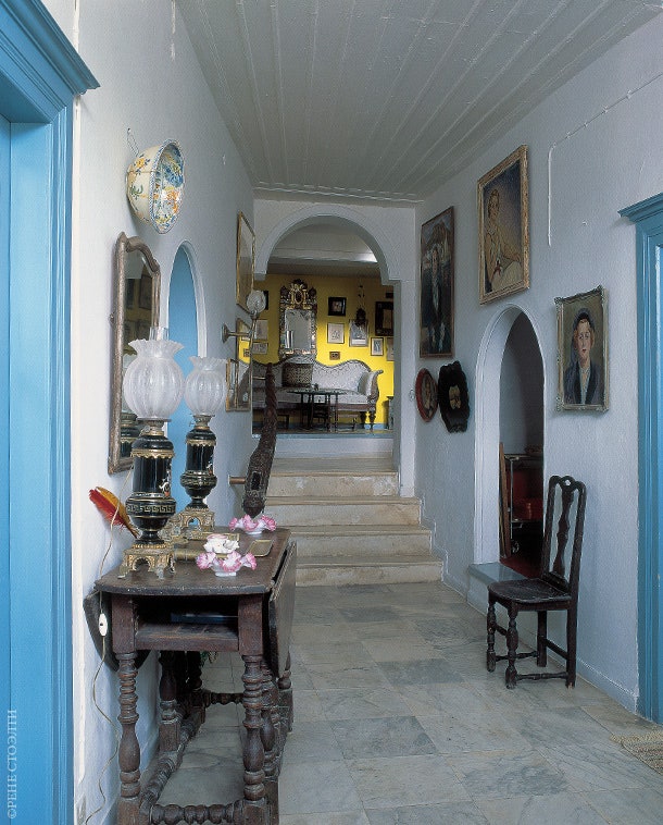 Входной вестибюль дома украшен живописными портретами хозяйки.
