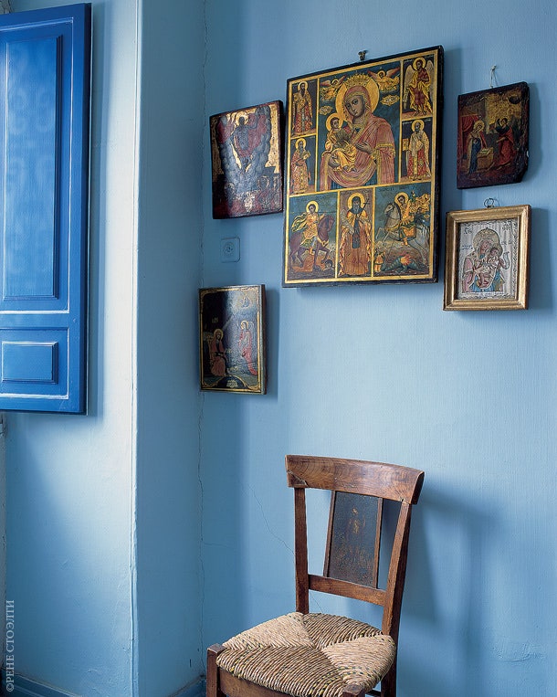 Одну из гостевых спален украшает часть коллекции старинных русских икон.