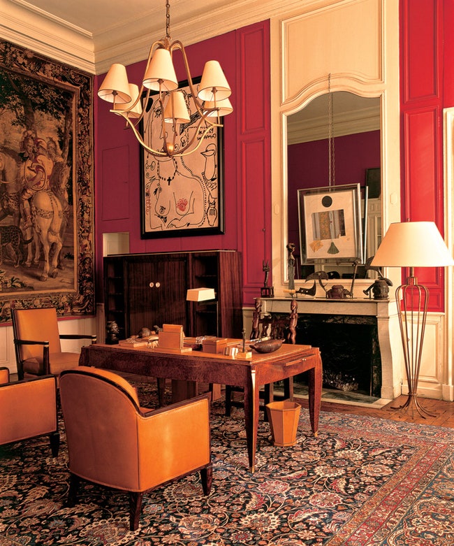 Ка­би­нет хо­зя­и­на дома — кол­лек­ци­о­не­ра жи­во­пи­си и ди­зай­нер­ской ме­бе­ли се­ре­ди­ны ХХ ве­ка.