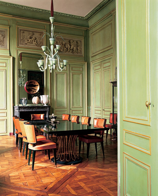 Сте­ны сто­ло­вой Ив Гасту ре­шил пок­ра­сить в блед­нозе­ле­ный цвет. Стол и сту­лья Фран­ция 1930е го­ды. Лю­с­т­ра из...