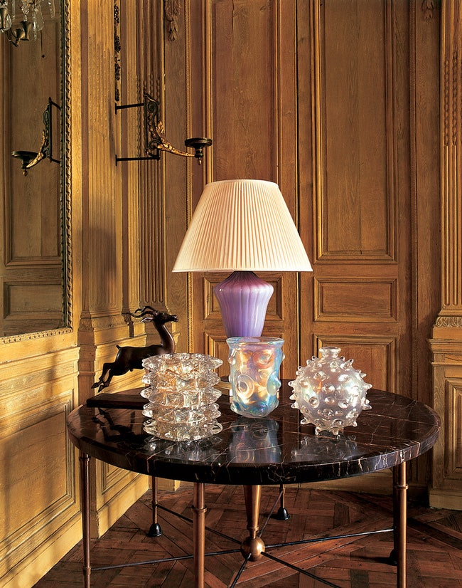 На сто­ле в салоне — образ­цы скан­ди­нав­ско­го стек­ла ко­то­рое Ив Га­с­ту “от­крыл” для фран­цуз­ской пуб­ли­ки.