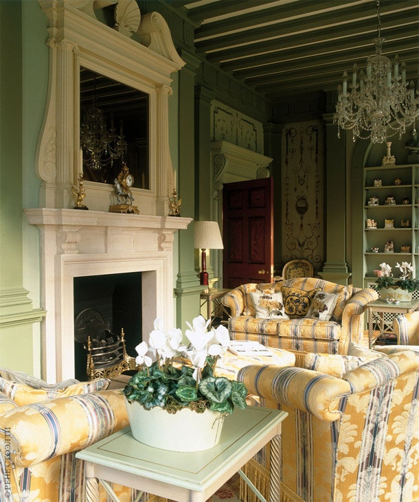 Одна из особенностей интерьера виллы — точное соответствие традициям XVIII века в частности гостиная выкрашена в зеленый...