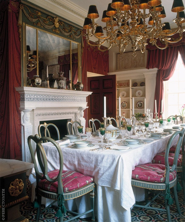 Стены столовой — тра­диционного красного цвета. Вокруг стола стоят реплики стульев работы легендарного мебельщика XVIII...