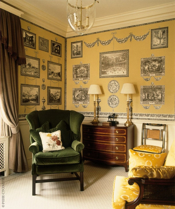 Желтые стены малой гостиной покрывают обоиобманки с изоб­ражениями архитектурных гравюр XVIII века. Реплика...