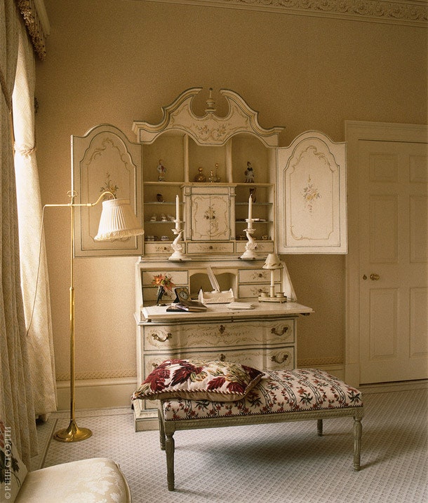 Расписной кабинет в будуаре — одна из реплик антикварной мебели которыми Терри обставил всю виллу.