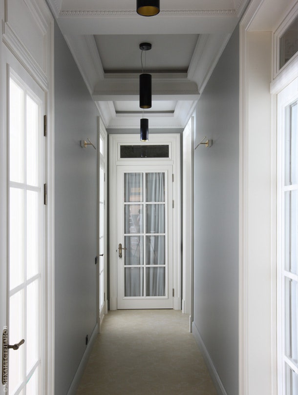 Фальшкессоны помогли зрительно подкорректировать пропорции длинного и узкого коридора. В торце напротив входной двери...