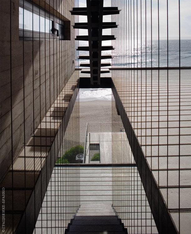 Эта лестница соединяет три уровня здания. Она расположена во внутреннем дворе и представляет собой вантовую конструкцию...