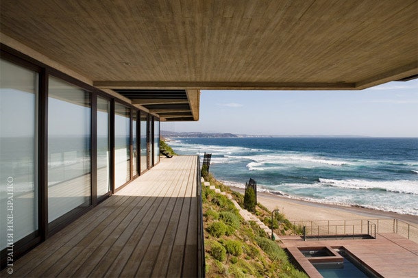 Практически все помещения в доме имеют выход на террасы — с видом на океан естественно.