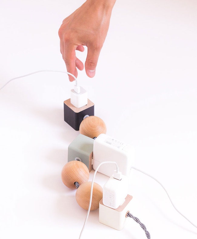 Удлинитель Oon Power Outlet в форме ожерелья с кубикамирозетками и бусинамиразделителями | Admagazine