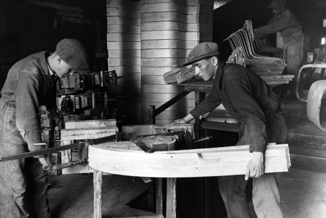 Процесс изготовления гнутой мебели на фабрике в Турку Финляндия 1936 © Alvar Aalto Museum Artek Collection photo Mauno...
