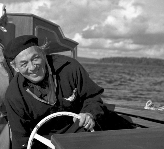Алвар Аалто на своей лодке Nemo Propheta 1960s © Schildt Foundation photo Göran Schildt