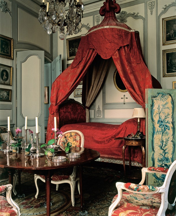 Наличие в столовой кровати с пологом в стиле Людовика XV — дань традициям XVIII века когда люди особенно дамы любили...