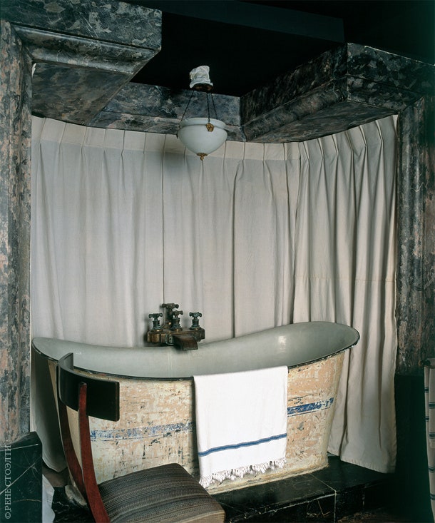 Ванная комната оформлена в стиле Директории. Стул XIX века обтянут тканью из конского волоса. Ванна и кран — XIX века....
