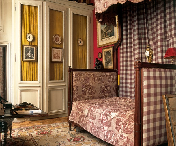 Спальня. Кровать в стиле Людовика XVI сделана из красного дерева и обтянута двумя видами ткани XIX века клетчатой и с...