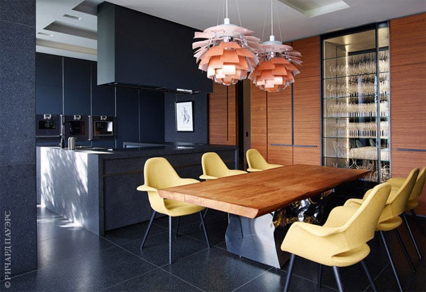 Кухня. Основание стола по дизайну Хелидона Ксиксы Riva 1920. Столешница из новозеландского дерева каури сделана на...