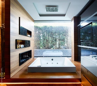 Ванная комната. Мраморная ванна сделана на заказ. В стену рядом с ней вделан камин на ­биотопливе.