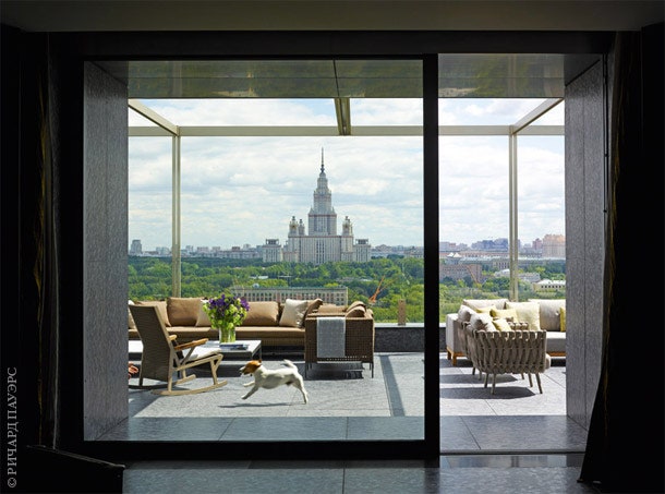 С террасы открывается захватывающий вид на комплекс зданий Московского университета. Слева диван и кресла Charles...