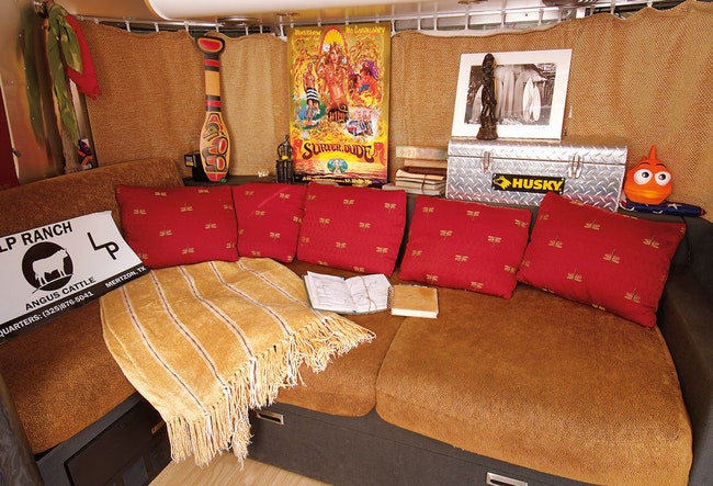 Почетное место в “зоне гостиной” занимает постер фильма Макконахи “Серфер чувак” и старое индейское весло для каноэ.