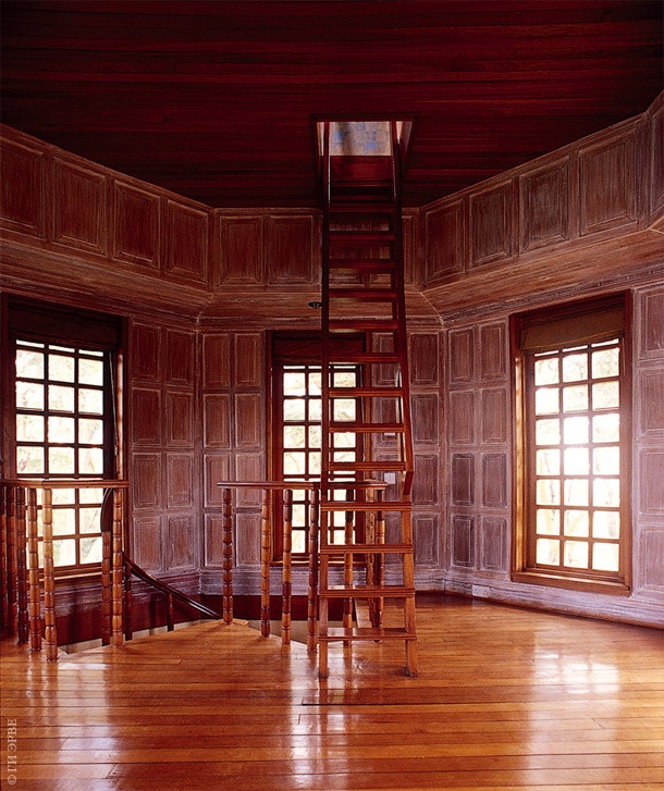Из ка­би­не­та ле­ст­ни­ца ве­дет в ком­на­ту для ме­ди­та­ции с кру­го­вой панорамой окрестностей.